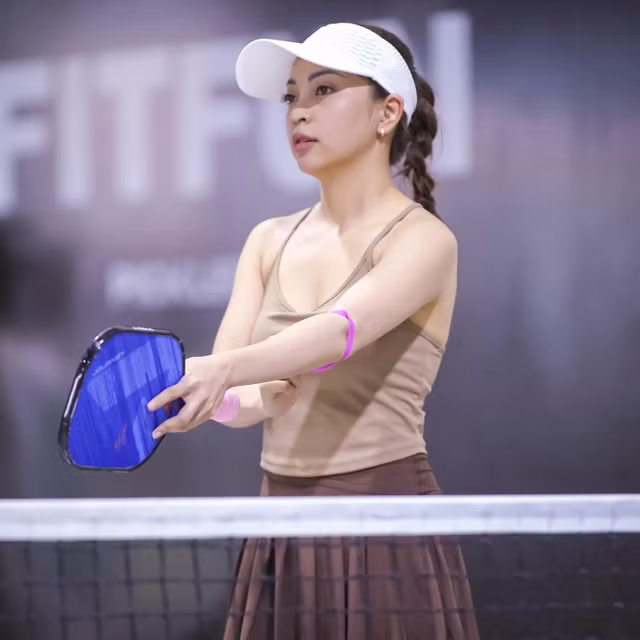 Nhật Lê đã khẳng định rằng đây là khoảnh khắc cũ, rất đẹp nên cô đăng lại. Cũng tại đây, cô nàng bị netizen hỏi một câu ẩn ý: "Chị ơi chị đi cổ vũ ai mà xinh quá vậy".