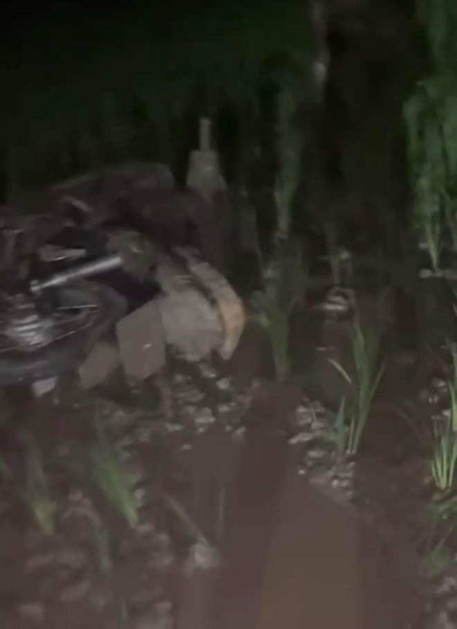 Cả hai sau đó đã được người dân gần đó giúp đỡ, hỗ trợ kéo con "chiến mã" lúc này cũng đã ngập sâu dưới lớp bùn.