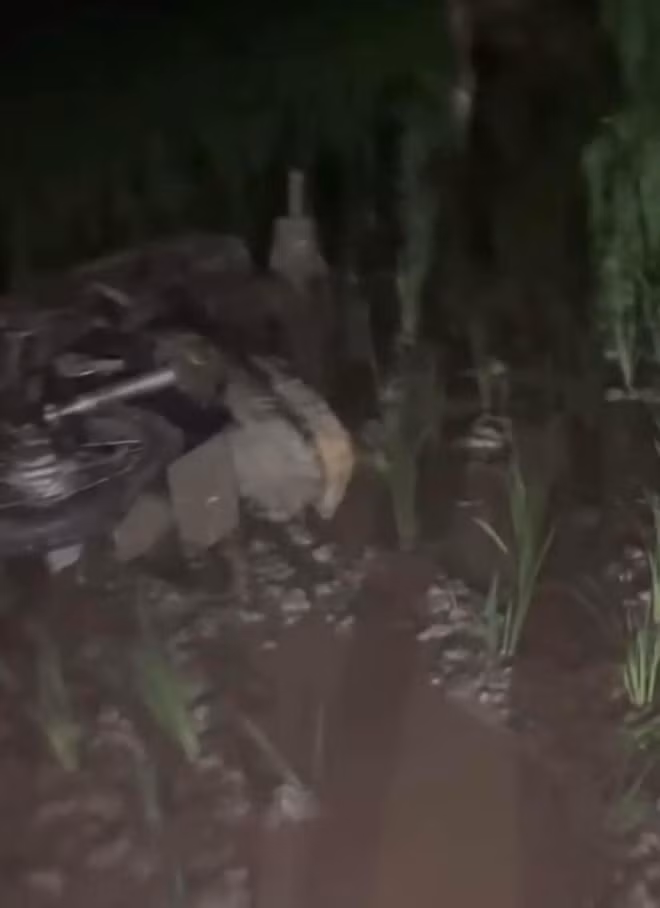 Cả hai sau đó đã được người dân gần đó giúp đỡ, hỗ trợ kéo con "chiến mã" lúc này cũng đã ngập sâu dưới lớp bùn.