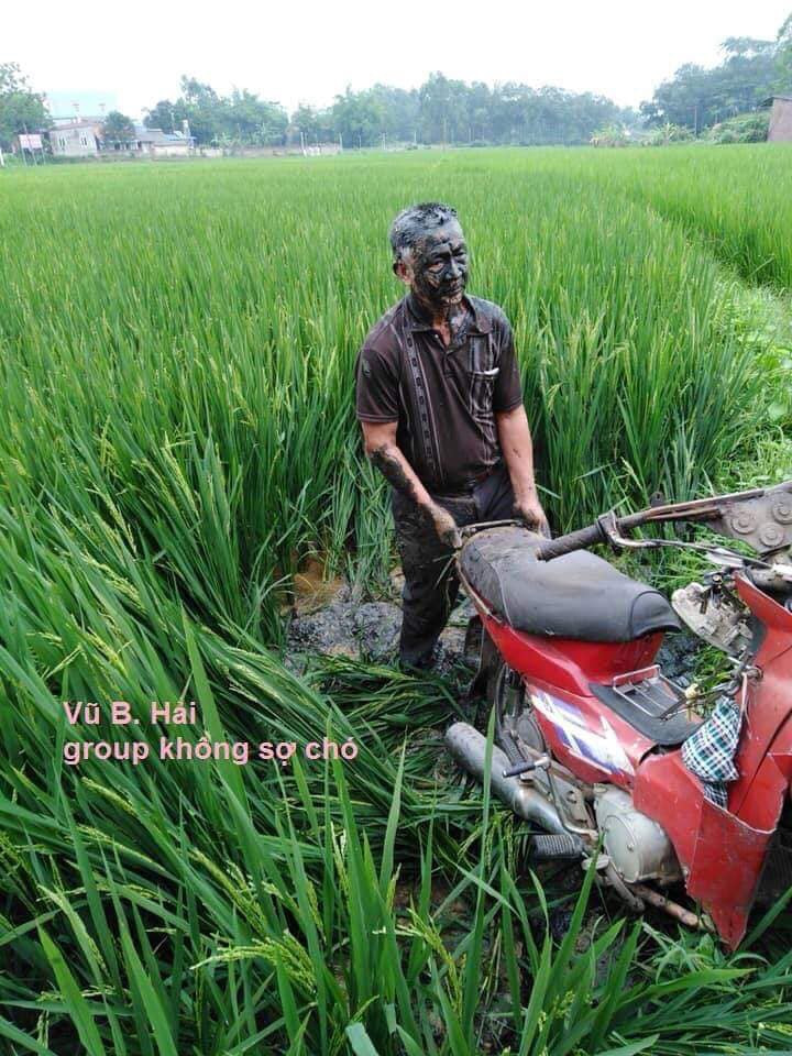 Ngoài việc phải dành không ít thời gian để rửa trôi lớp bùn đất trên người cũng như bảo dưỡng lại chiếc xe, thì cặp đôi trên vẫn còn khá may mắn khi thứ mà họ va phải chỉ là bờ ruộng đất mềm, không gặp phải tổn thương gì nghiêm trọng.