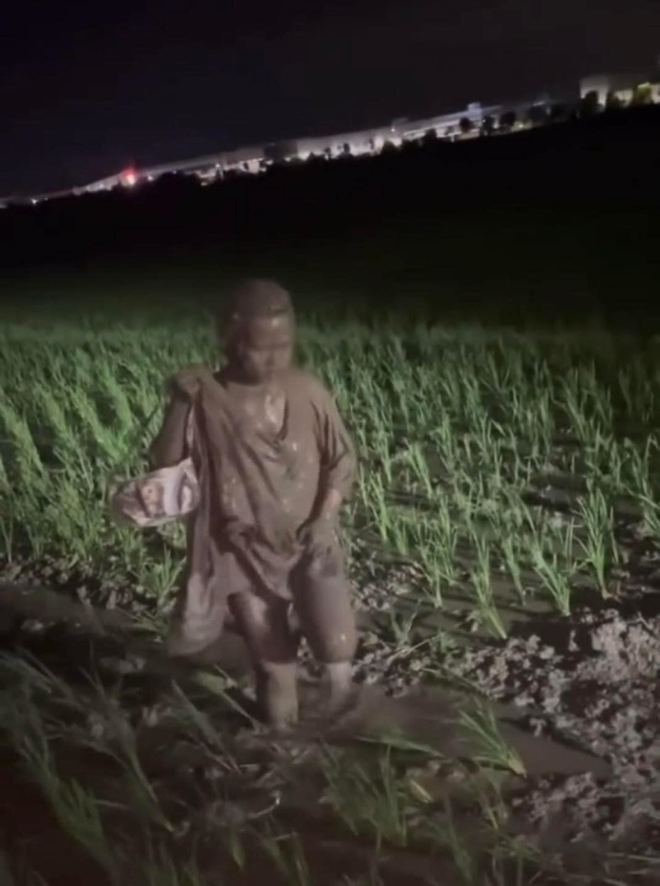 Trong khi đó, hai người ngồi trên xe mặc dù không bị thương gì nghiêm trọng nhưng đã trở lên bờ với bộ dạng không thể thảm thương hơn - toàn thân đã bị "nhuộm nâu" từ đầu đến chân vì lớp bùn đất.