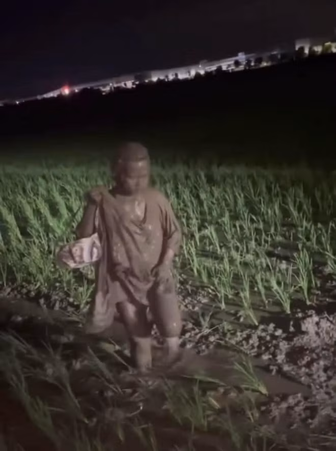 Trong khi đó, hai người ngồi trên xe mặc dù không bị thương gì nghiêm trọng nhưng đã trở lên bờ với bộ dạng không thể thảm thương hơn - toàn thân đã bị "nhuộm nâu" từ đầu đến chân vì lớp bùn đất.