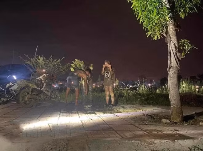 Nhiều người cho rằng nguyên nhân dẫn đến việc cặp đôi phi xuống ruộng thế kia phần nhiều bởi màn lái xe của anh chàng xế trẻ.