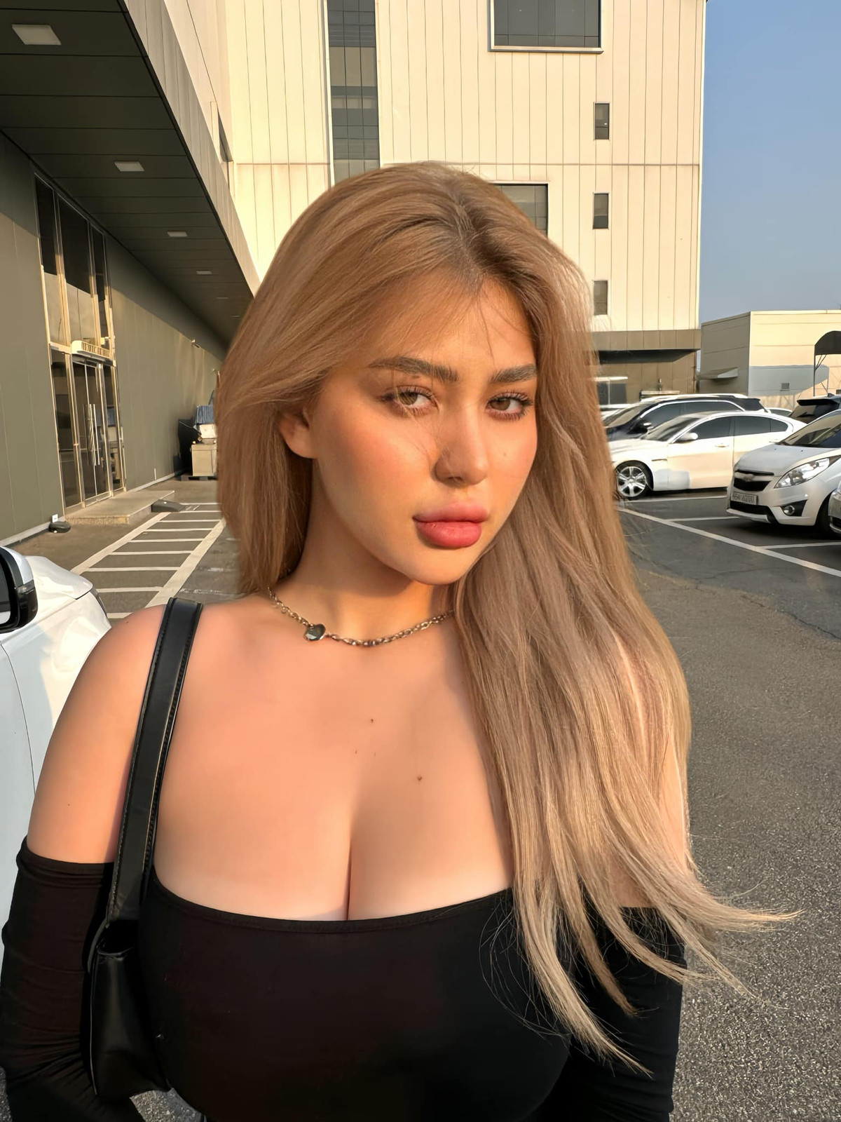 Mặc dù vậy, sắc vóc của gái một con vẫn không hề sụt giảm, thậm chí còn mặn mà cuốn hút hơn trước.