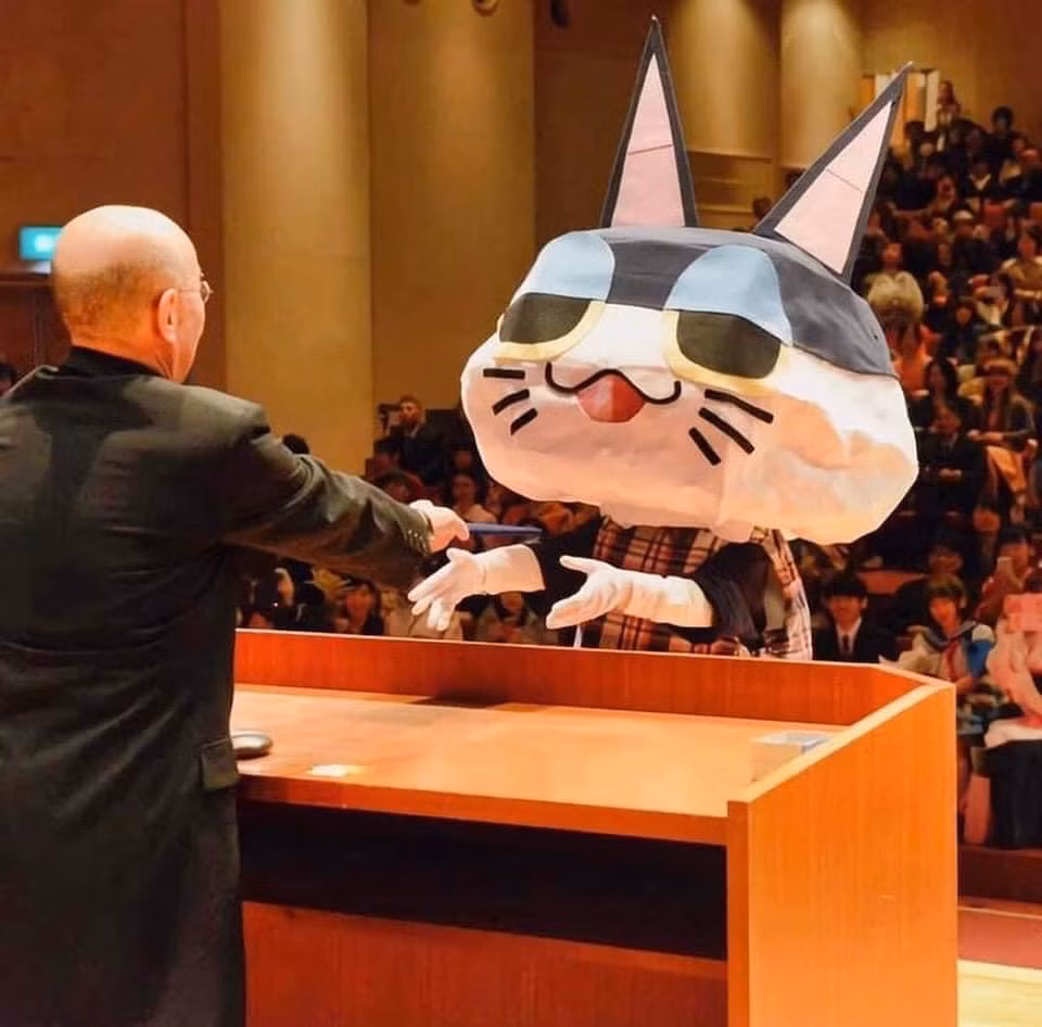 Mới đây, một trong những ngôi trường đại học xứ phù tang nổi tiếng với truyền thống lễ nhận bằng tốt nghiệp chẳng giống ai, chính là trường Đại học Kyoto.