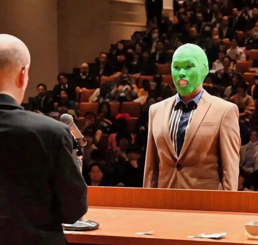 Thay vì trang phục tiêu chuẩn là những bộ đồ quần áo cử nhân là lượt, chỉn chu hay sơ mi với quần âu trang trọng lịch sự, sinh viên trường Đại học Kyoto sẽ được thỏa sức sáng tạo trong bộ trang phục dự ngày lễ tốt nghiệp của mình.