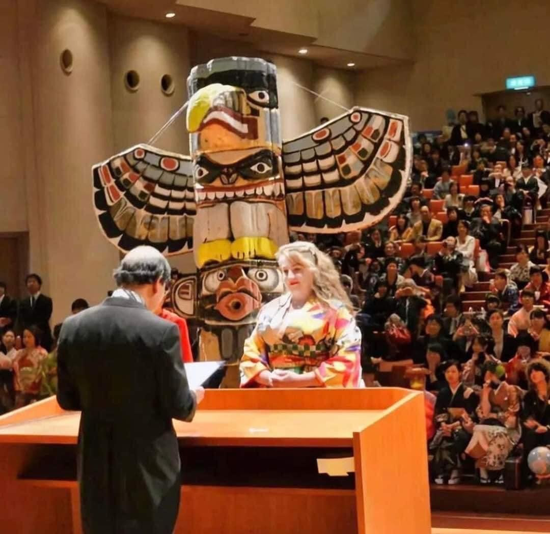 Hóa trang thế này không biết người trao bằng có hết hồn không?