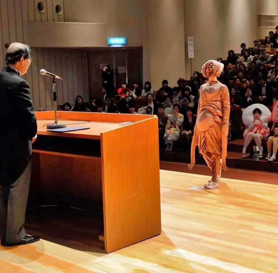 Đây là hoạt động đề cao sự sáng tạo, phóng khoáng của sinh viên. Các nhóm sinh viên có thể cùng nhau lên ý tưởng về các bộ trang phục, mặc theo nhóm, từ đó để lại ấn tượng trong những ngày cuối tại trường Đại học.