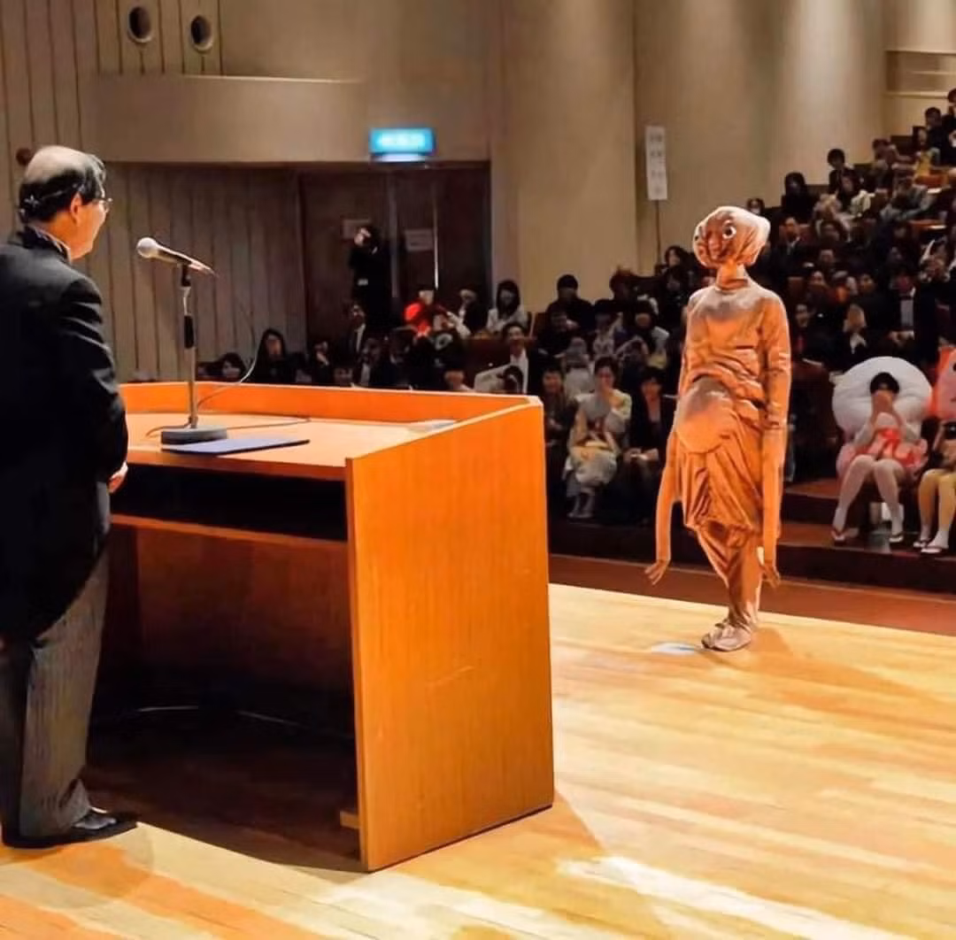 Đây là hoạt động đề cao sự sáng tạo, phóng khoáng của sinh viên. Các nhóm sinh viên có thể cùng nhau lên ý tưởng về các bộ trang phục, mặc theo nhóm, từ đó để lại ấn tượng trong những ngày cuối tại trường Đại học.