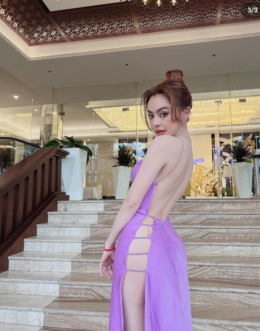 "Nhiều khi chị cũng buồn lắm, nhưng lúc mình đi xem phong thủy, mình có một ngôi sao thị phi đứng kế lá bản mệnh, nên hiện tại dù đi ăn, đi uống, ngủ hay đi tắm, đi chơi... thì cũng luôn có thị phi đến với mình. Thay vì khó chịu thì hãy tập đón nhận, sống chung với nó chứ thật sự cũng không biết làm sao". hot girl bán hàng online cho biết thêm.