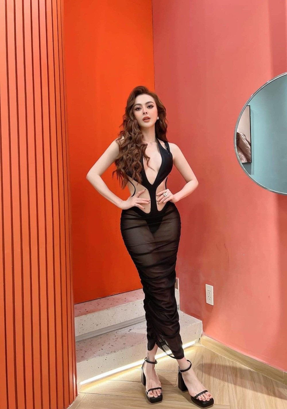 Trang Nemo chia sẻ: "Cảm ơn em vì đã thích chị nhưng đừng thích chị vì những cái ồn ào đó, nhiều khi mình coi lại cũng thấy bản thân 'trời ơi' lắm. Không hiểu sao lúc ấy mình có thể hành xử như vậy, Thôi đừng thích chị vì những cái đó nha, chị cũng rất mệt mỏi vì những điều đó rồi...".