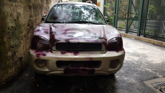 Khi quay trở lại lấy xe, chủ ô tô hẳn sẽ kinh ngạc lắm khi thấy hiện trạng chiếc xe. Chiếc xe đã bị ai đó dùng bình sơn, xịt quanh thân xe, nắp capo...