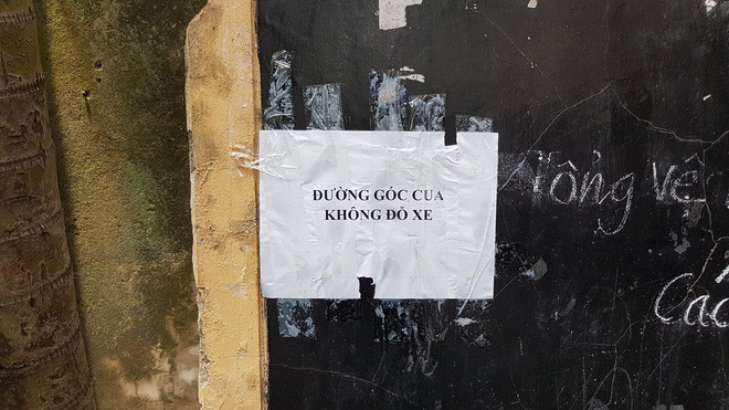 Chẳng là dù ở đầu lối rẽ đã có mảnh giấy cảnh báo rõ ràng dán trên tường: "Đường góc cua, không đỗ xe", thế nhưng chủ ô tô vẫn vô tư đỗ xe ngang ngược ở đó rồi rời đi.