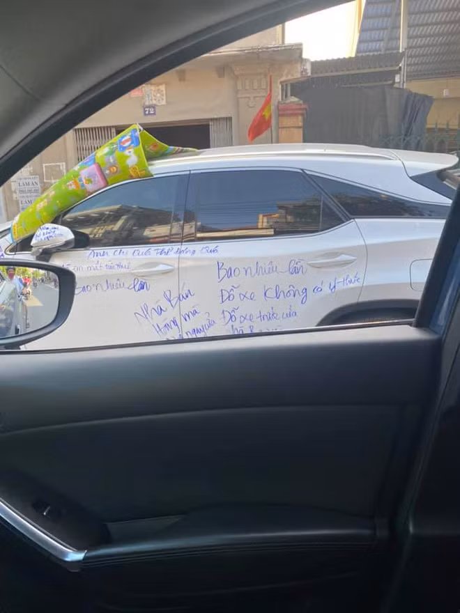 Việc đỗ xe không đúng nơi quy định, gây ảnh hưởng tới những người khác luôn là hành động bị số đông chỉ trích, lên án khá gay gắt.