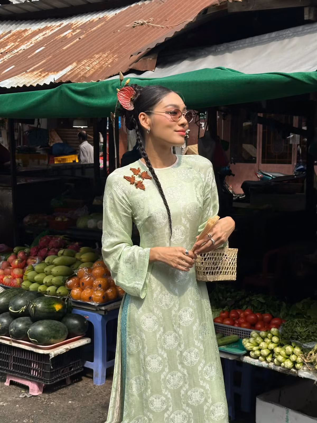 Nếu như lúc mặc bikini nóng bỏng bao nhiêu thì khi lên đồ fashion, trông Thảo Nhi Lê lại dịu dàng khi diện áo dài.