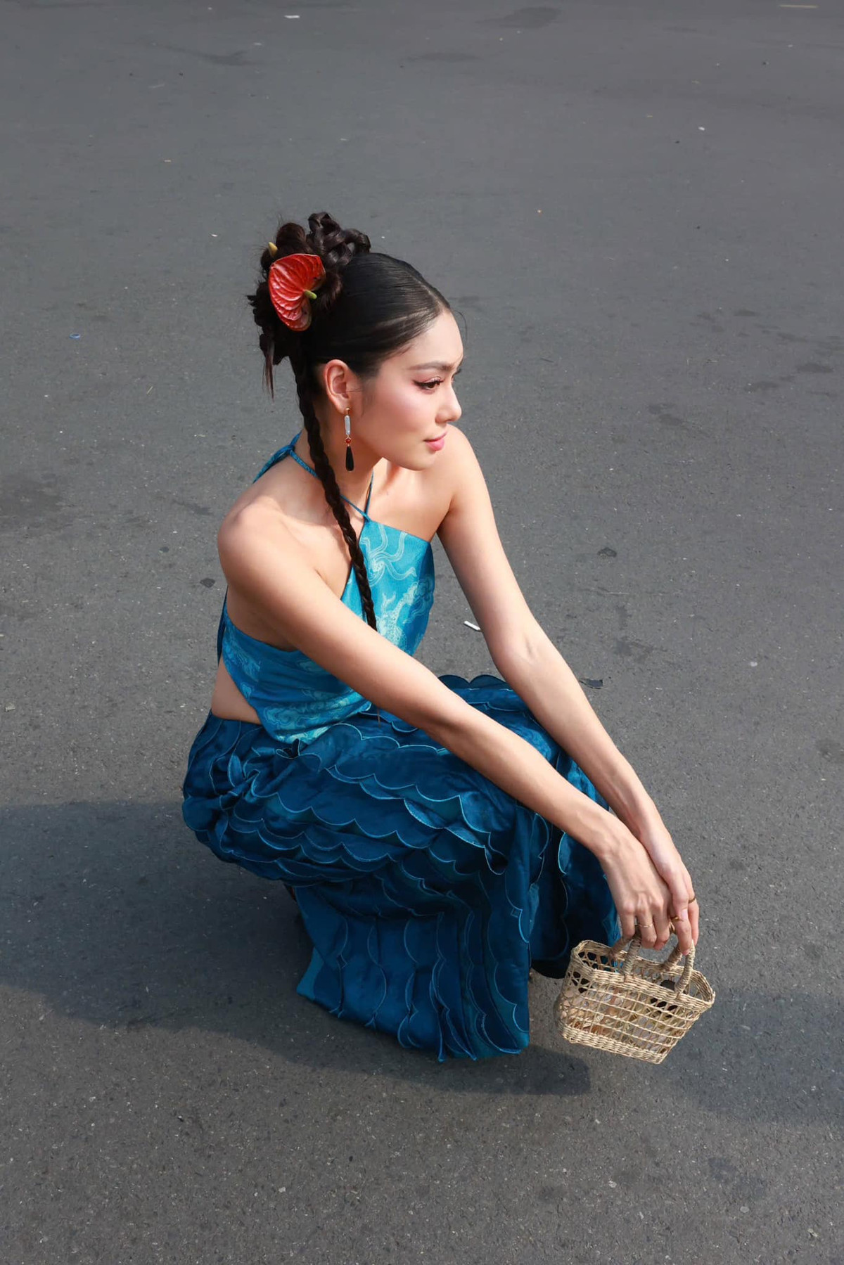 Ngoài những bức hình bikini, rich kid cũng gây chú ý với trang phục cực xinh.