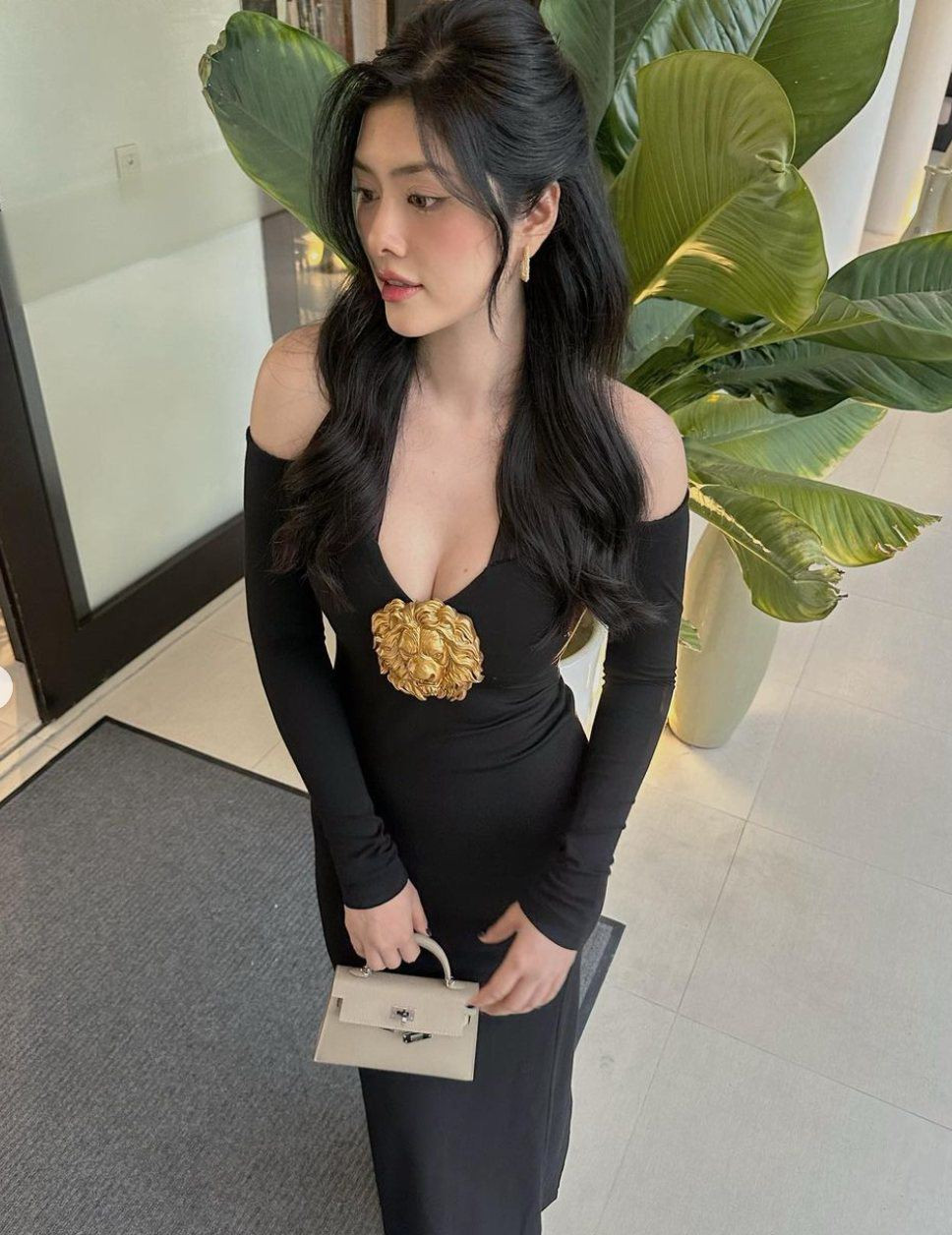 Huỳnh Tiên sinh năm 1995, sở hữu chiều cao khủng 1,84m và một gương mặt khả ái. Cô từng đạt ngôi vị Hoa hậu châu Á tại Úc năm 2016 và hoạt động đa dạng trong nhiều lĩnh vực nghệ thuật như đóng phim, làm người mẫu và ca hát...