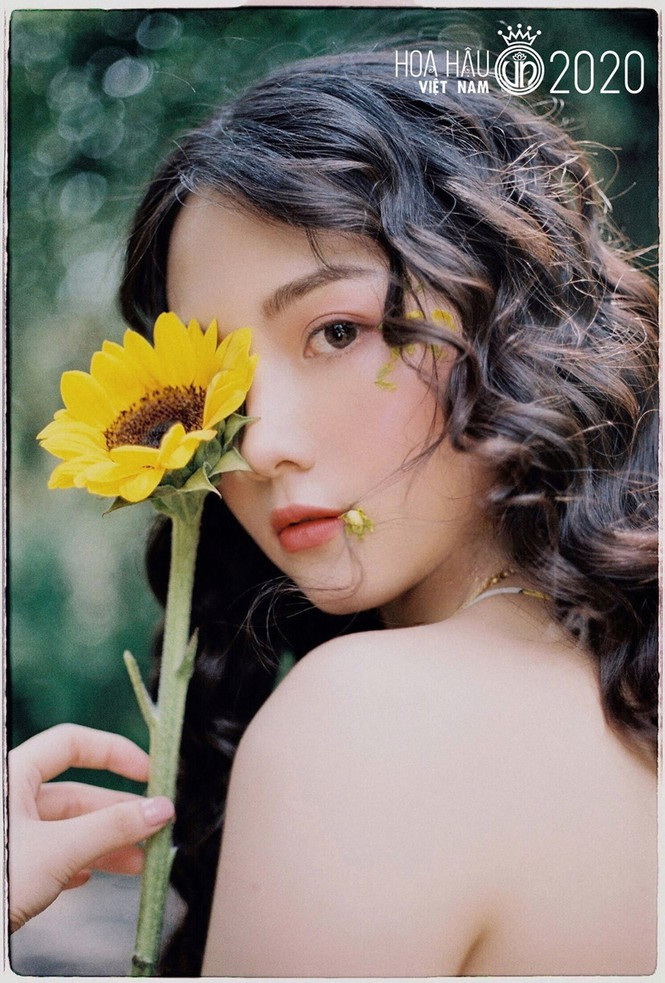 Cụ thể, nữ sinh Sài thành sinh năm 2000 này cho biết: "Em cũng có những lo ngại nhất định như mọi người sẽ chỉ đóng khung em bằng vẻ ngoài. Tuy nhiên, em tin rằng em có thể bộc lộ nhiều khía cạnh hơn của bản thân. Việc được mọi người quan tâm cũng mở ra cho em nhiều cơ hội. Song song với đó thì em cũng phải cố gắng hoàn thiện mình hơn để đem tới những năng lượng tích cực."