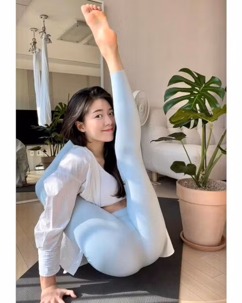 Khi mang bầu Kim Sung Hee vẫn chăm chỉ tập luyện ashtanga yoga.