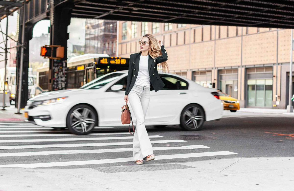 Trong đoạn clip thịnh hành được chia sẻ mới đây, người ta thấy Geits khệnh khạng đi quanh trung tâm thành phố trong chiếc khăn tay sáng màu và quần jean bó sát hông, vẫy tấm biển viết tay của mình trong không trung. Cô tin tưởng rằng người tình trong mộng hay một anh chàng đẹp trai có tâm hồn đẹp sẽ xuất hiện một cách thần kỳ.