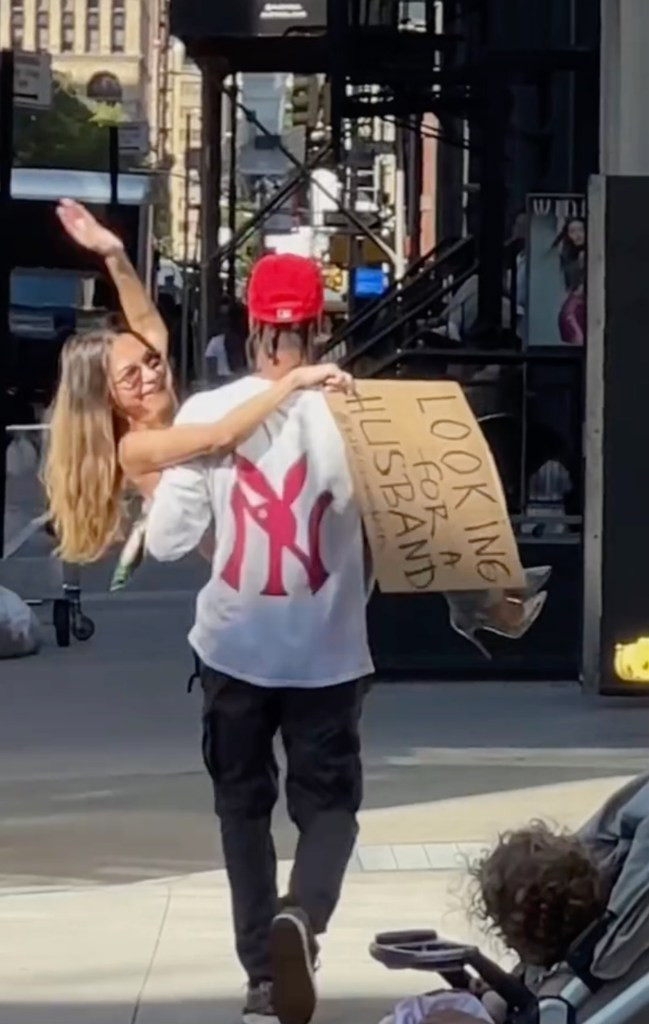 Geits nói: “Tôi tin rằng nếu tôi tạo ra một dấu hiệu thực sự cho bất cứ thứ gì tôi muốn - một người chồng, một chiếc Birkin, Chanel, thì vũ trụ sẽ nhìn thấy nó và gửi cho tôi chính xác những gì tôi muốn”.