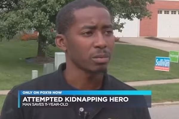 Thay khau hinh mieng cua be gai, nguoi dan ong nhan ra dieu bat thuong