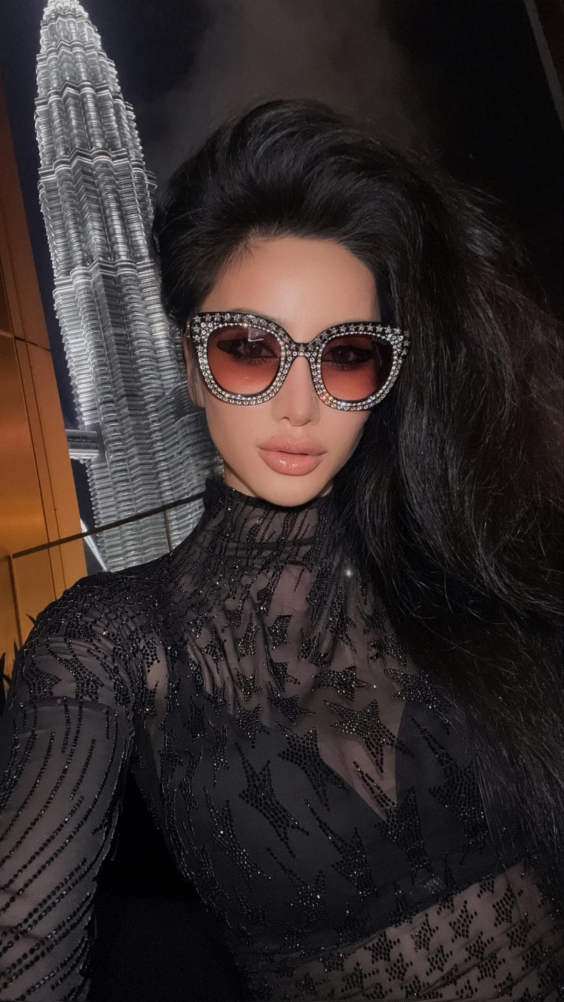 Meo Meo sở hữu đường nét gương mặt sắc sảo cùng làn da rám nắng quyến rũ.