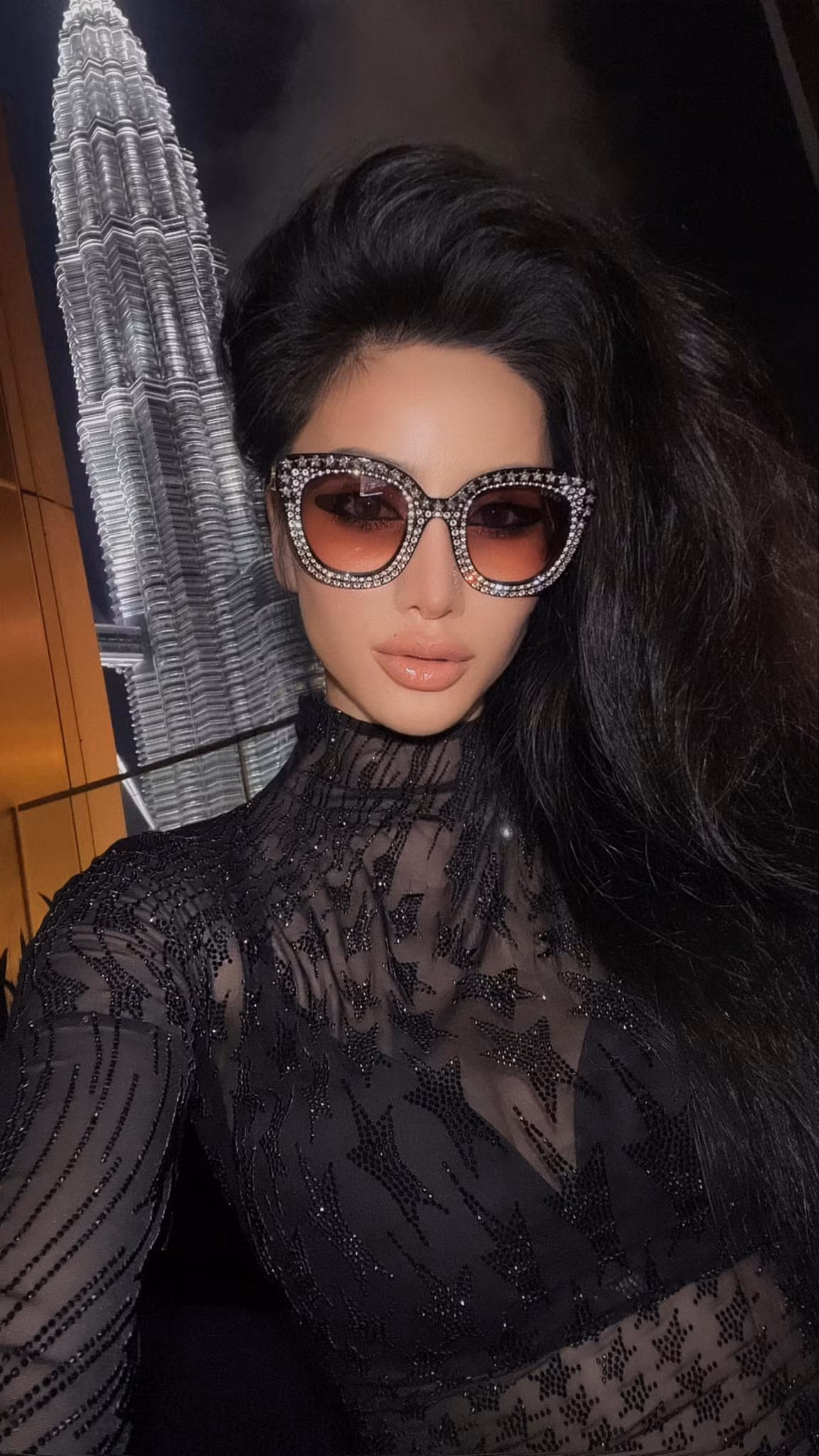 Meo Meo sở hữu đường nét gương mặt sắc sảo cùng làn da rám nắng quyến rũ.