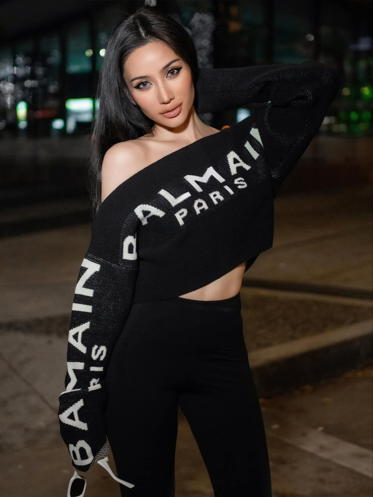 Meo Meo vẫn giữ vững phong độ mặc đẹp, trendy với lối mix &amp; match có gu, sang chảnh khiến người xem ngắm mãi không chán.