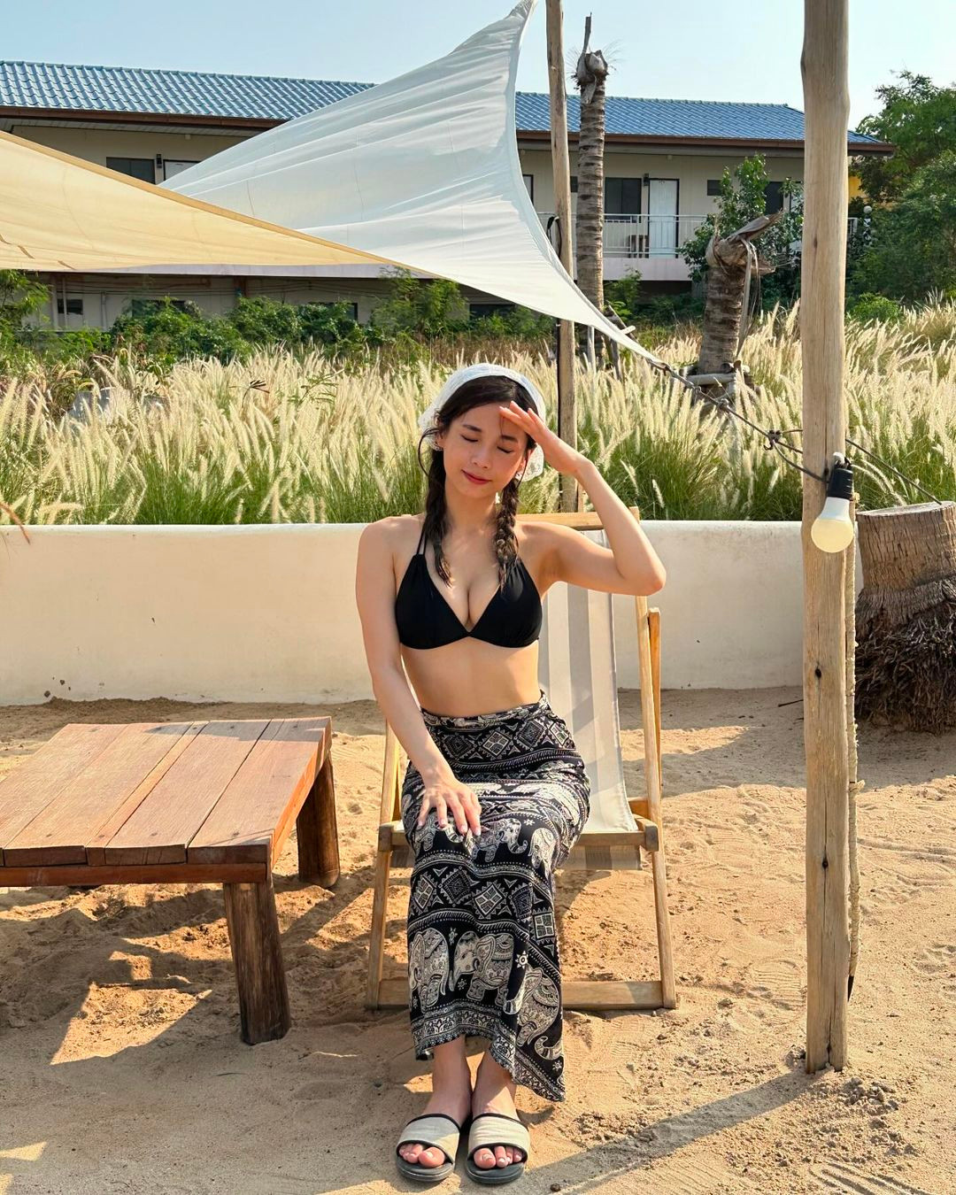 Người đẹp này có gu thời trang phóng khoáng, chuộng kiểu mốt cắt xẻ, hở bạo ở đời thường lẫn khi tham gia các sự kiện.