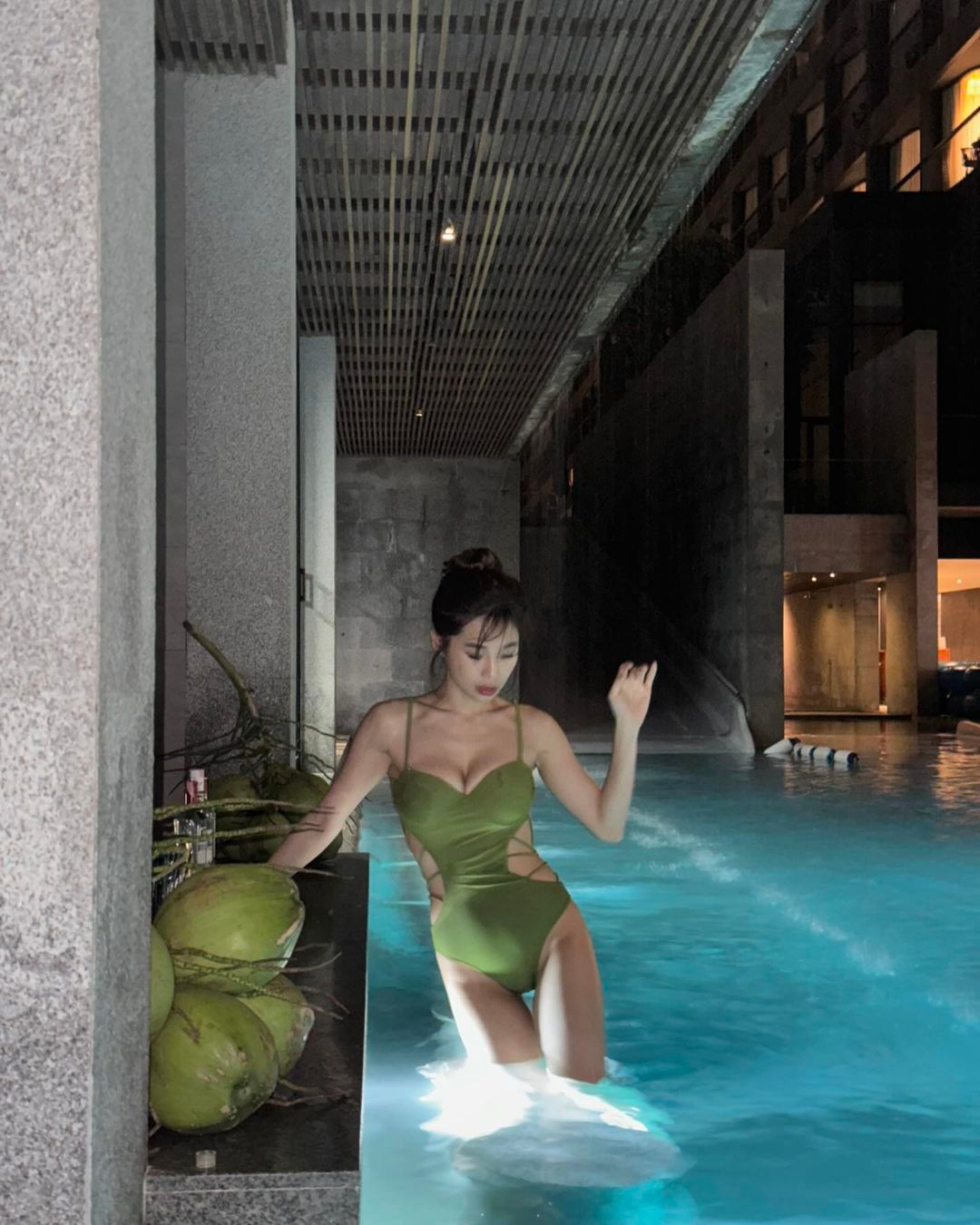 Thậm chí, Niki từng trở thành đề tài bàn tán trên mạng xã hội khi diện gợi cảm trên sóng một chương trình "RTHK Sports 123" của Đài truyền hình Hong Kong (Trung Quốc).