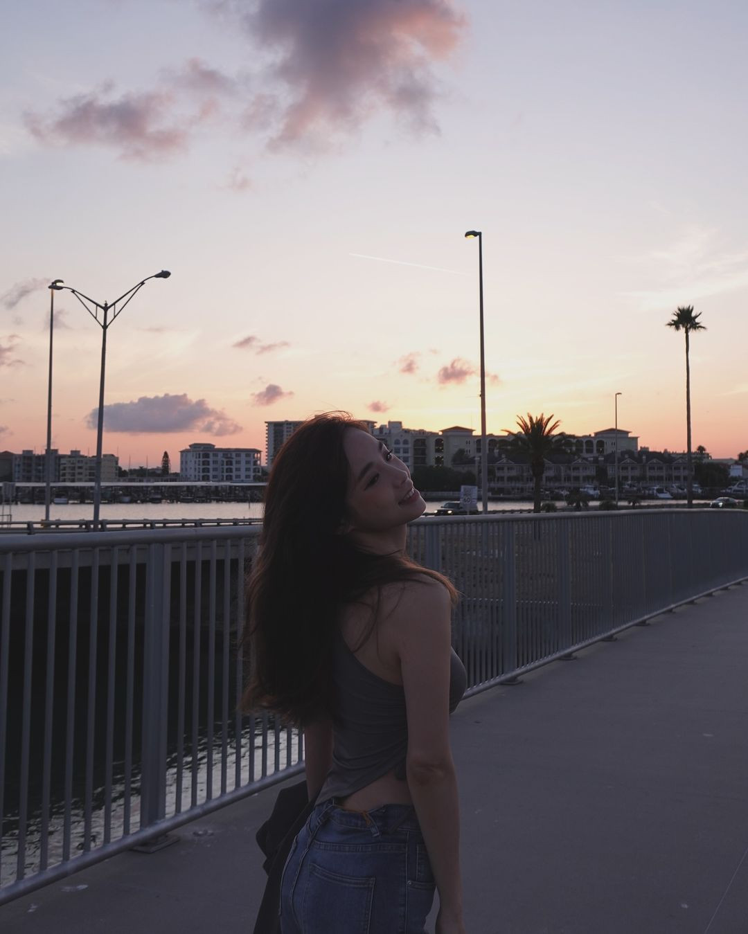 "Chẳng khác gì đang đi biển mà bị lạc vào siêu thị", "Cố tình mặc như này chụp hình để câu view đúng không", "Không ai nói gì bộ đồ và vóc dáng của bạn cả. Tất cả đều đẹp nhưng không đúng hoàn cảnh", "Ai lại mặc như vậy đi siêu thị cơ chứ",.... là những bình luận của cư dân mạng dưới bức ảnh của Niki.