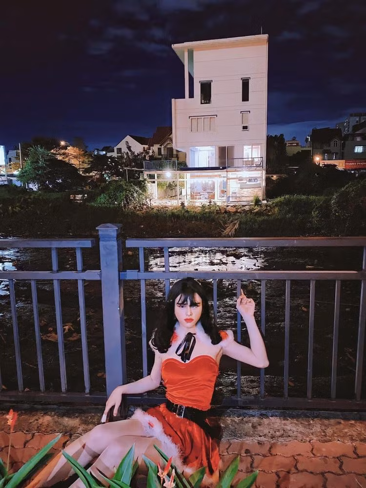 Ở một vài khoảnh khắc, vì quá "sung" mà Trần Đức Bo còn để "lộ hàng" khiến nhiều người phải nhức mắt.