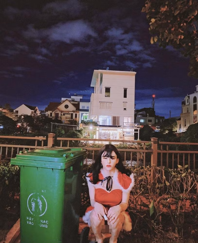 Tạo dáng ngồi xổm bên thùng rác, Đức Bo vô tình để lộ "vùng cấm địa".