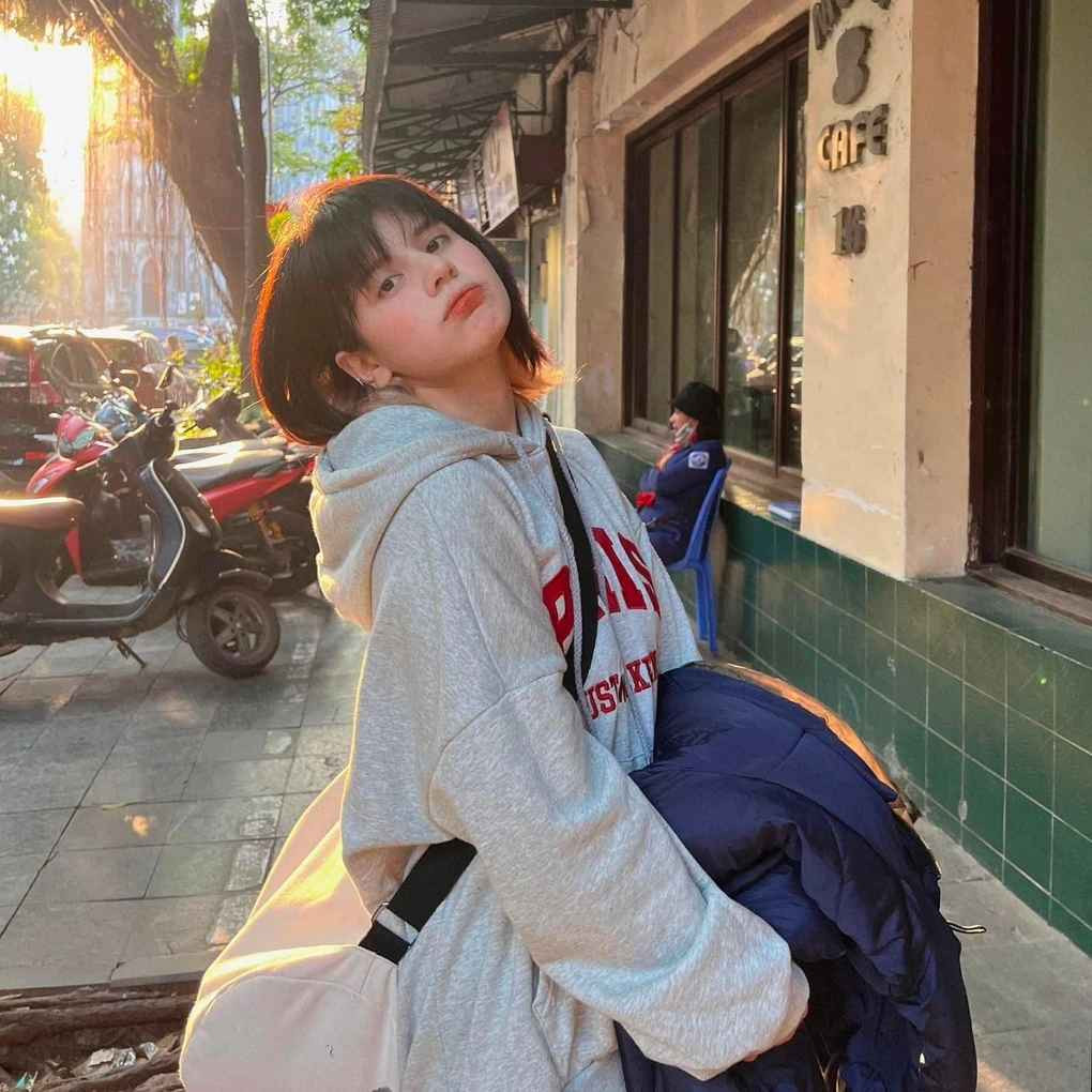 Với làn da trắng và gương mặt bầu bĩnh, Ebra Lê thường xuyên làm mới bản thân bằng cách thay đổi những màu tóc sáng, nổi bật.