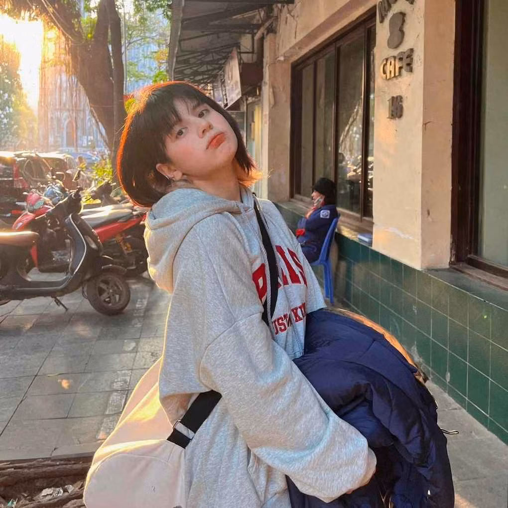 Với làn da trắng và gương mặt bầu bĩnh, Ebra Lê thường xuyên làm mới bản thân bằng cách thay đổi những màu tóc sáng, nổi bật.