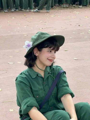 Thời gian gần đây, tên tuổi của cô nàng sinh năm 2001 bất ngờ "gây sốt" trở lại nhờ chia sẻ những tấm ảnh đời thường trong thời gian học quân sự tại trường.