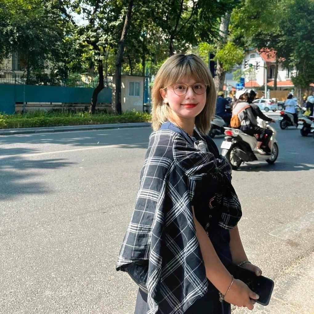 Sinh ra trong gia đình đa văn hóa, hot girl lai Tây không ngại thể hiện sự cá tính, tinh nghịch đến mọi người.