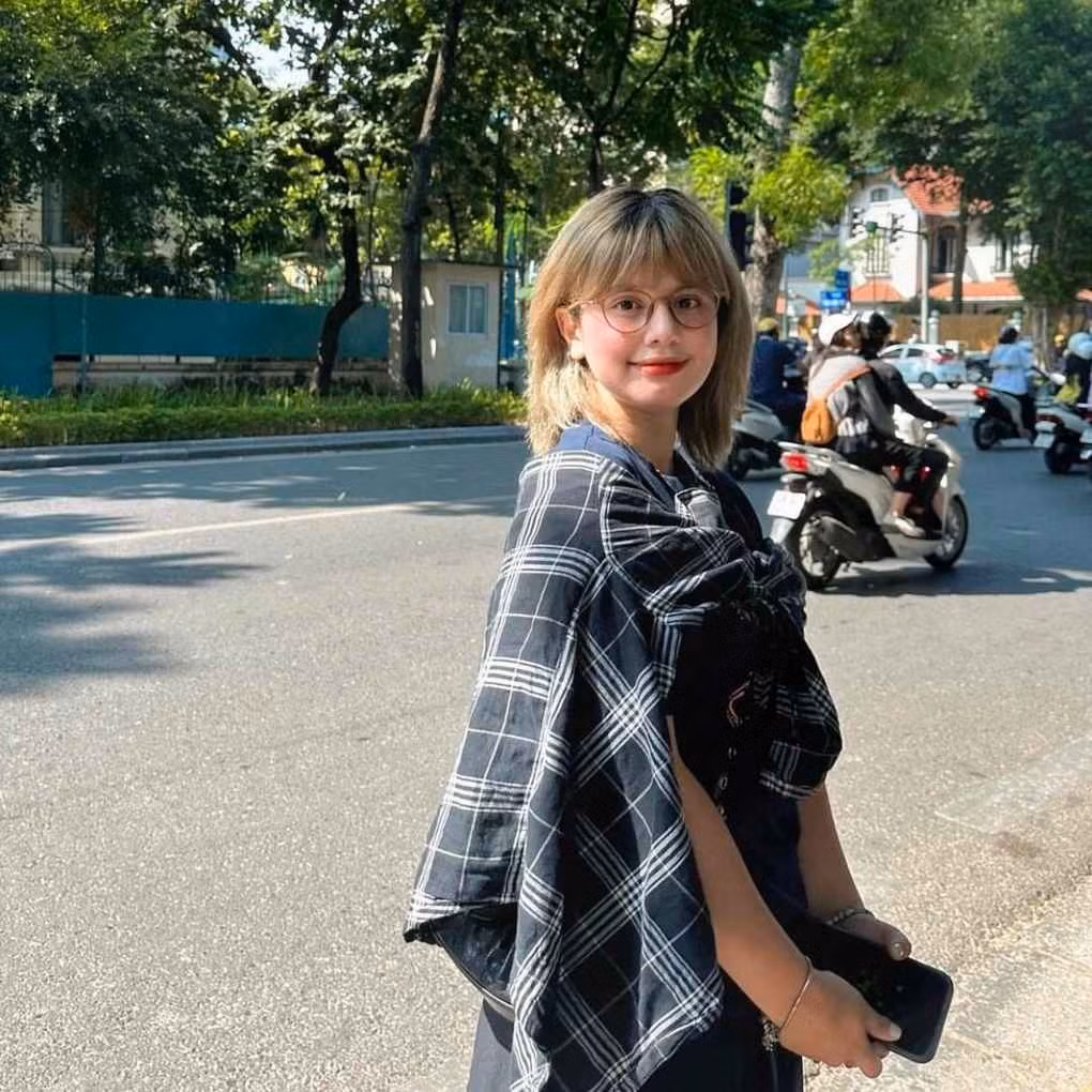 Sinh ra trong gia đình đa văn hóa, hot girl lai Tây không ngại thể hiện sự cá tính, tinh nghịch đến mọi người.