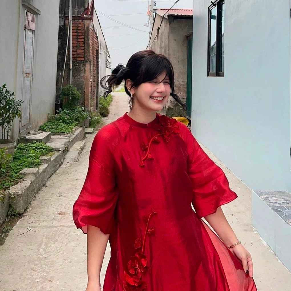 Từ hình ảnh nữ tính, "bánh bèo", Ebra Lê có thể chuyển hướng sang hình tượng trẻ trung, năng động.