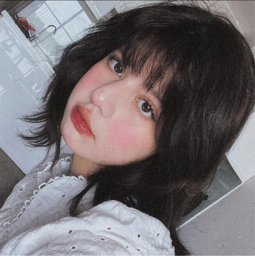 Các trang phục được cô nàng hot girl 10X lựa chọn thường khá dễ mặc, màu sắc hài hòa và che được các khuyết điểm trên cơ thể