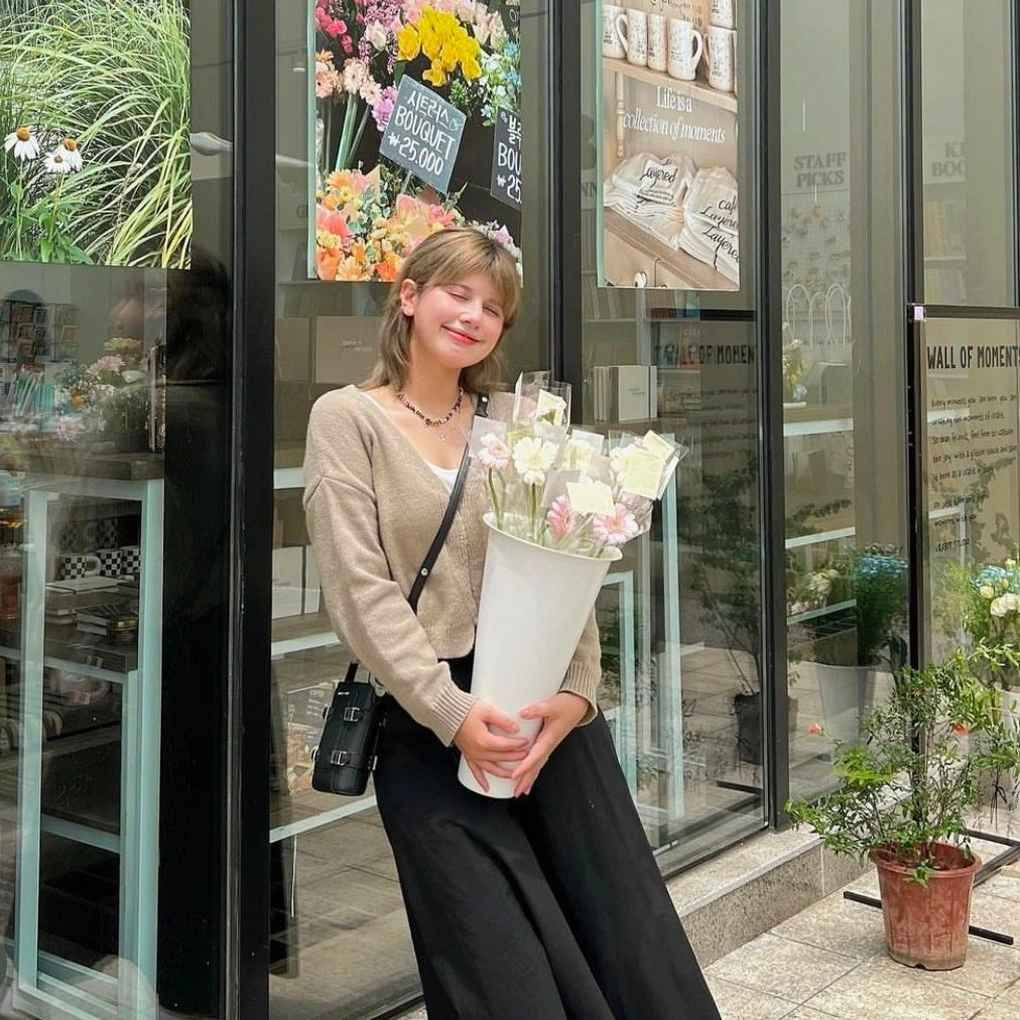 Bên ngoài, Ebra Lê là cô gái có cá tính và gu thời trang hiện đại.