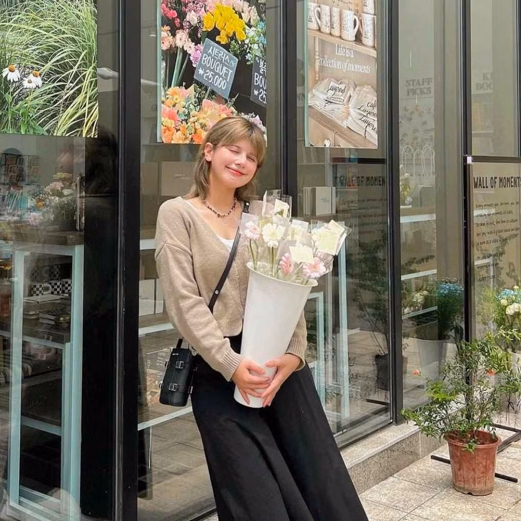 Bên ngoài, Ebra Lê là cô gái có cá tính và gu thời trang hiện đại.