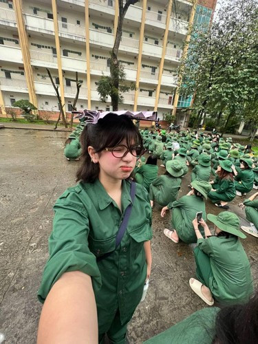 Không cần ăn mặc cầu kỳ hay trang điểm đậm, Ebra Lê vẫn toát lên vẻ sắc sảo, thu hút hàng chục nghìn lượt tương tác.