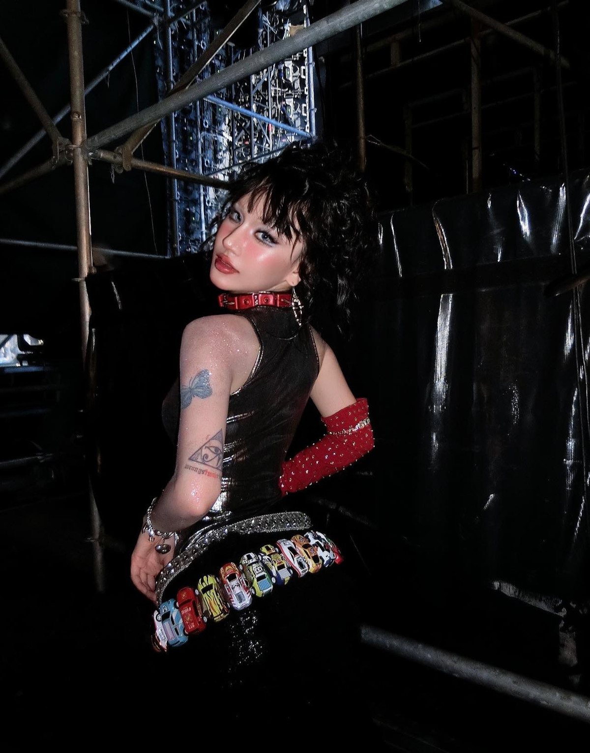 Với màn thể hiện ấn tượng, nữ rapper Gen Z khiến 4 vị HLV đều bấm nút chọn. Riêng HLV Suboi phải tung nón vàng để giành giật cô về với đội của mình.