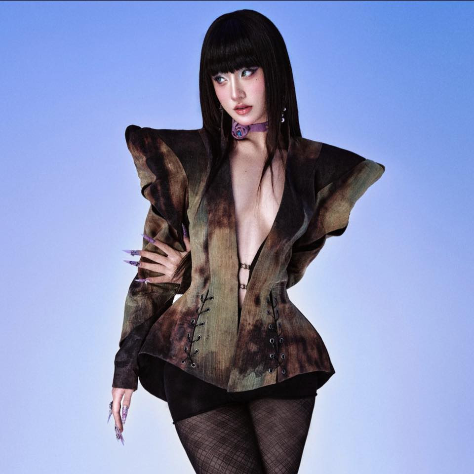 Ngoài gương mặt xinh như hot girl, Saabirose còn sở hữu chiều cao nổi bật cùng body cân đối, thon gọn.