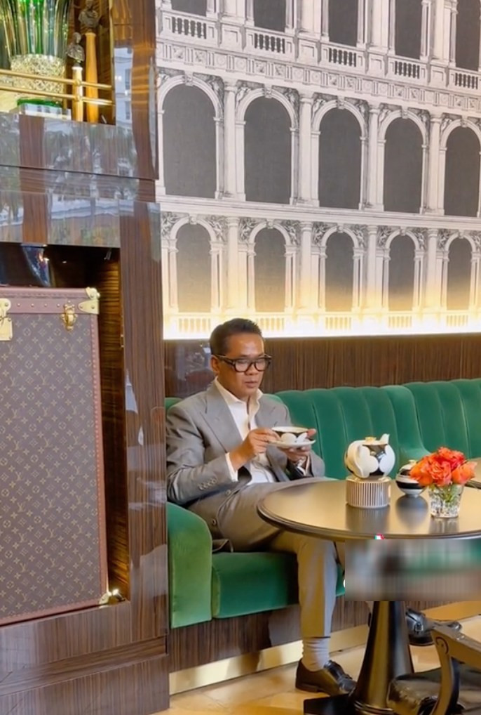 Chỉ cần nhìn qua cũng có thể đoán được giá đồ uống ở quán cafe của Thái Công thuộc phân khúc nào. Bởi từng góc trong quán, từ nội thất đến các chi tiết nhỏ, tất cả đều được trang trí cầu kì, giá trị không phải tầm thường.