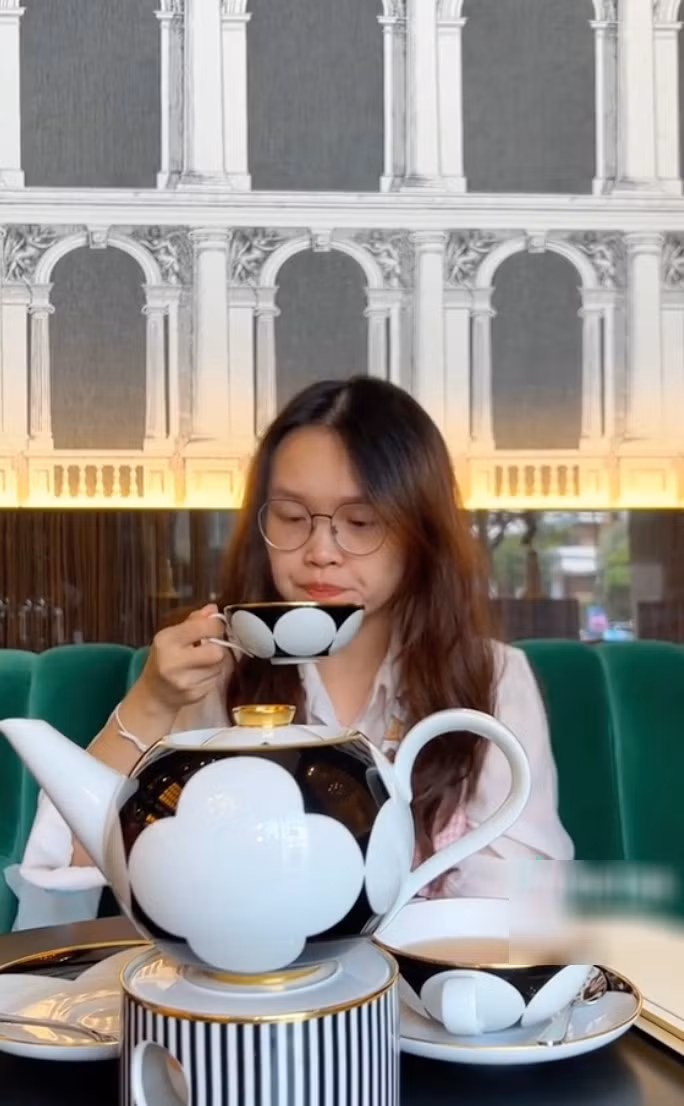 Đáng nói, dù là bánh hay cafe thì đều có giá trên 100.000 đồng. Một ly sinh tố cũng lên đến 210.000 đồng. Đây cũng là chi tiết gây nhiều tranh cãi nhất. Không phải ai cũng dám bỏ số tiền lớn như vậy chỉ để thưởng thức cafe.