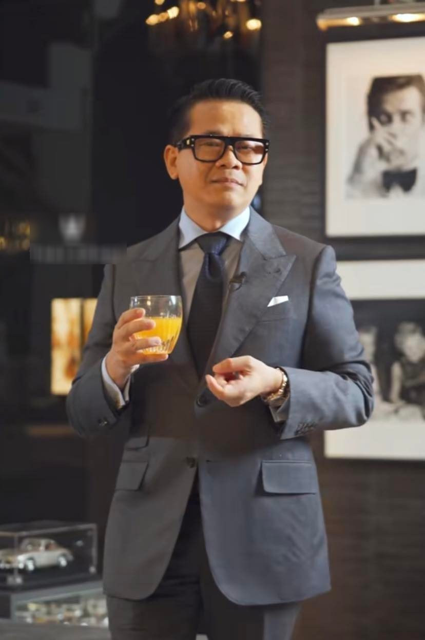 Ngay khi biết đến quán, nhiều người đã không khỏi nhíu máy. Họ cho rằng nội thất của quán quá đắt tiền, khách hàng nếu đến đây sẽ phải rất cẩn trọng để không làm hư hỏng đồ đạc. Nếu vậy tâm trạng thoải mái thưởng thức trà, cà phê cũng không được trọn vẹn nữa.