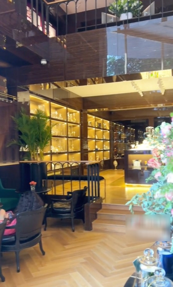 Đáng nói, từ thiết kế cho đến thực đơn, tất cả đều thể hiện "mùi tiền" rõ rệt, đúng như phong cách của ông chủ là nhà thiết kế nổi tiếng. Sự xa hoa, lộng lẫy nằm ở mọi ngóc ngách, chi tiết của quán.